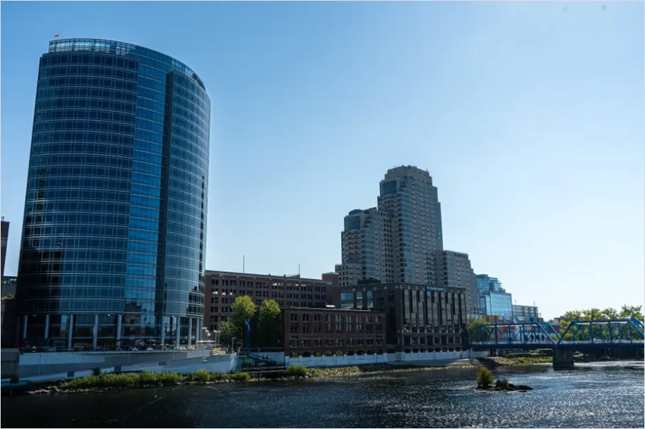 Detail City Waterfront Skyline Photo Number 8
