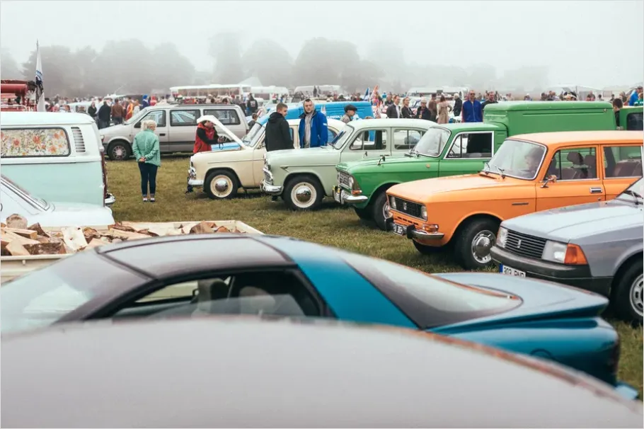 Detail Classic Car Show Crowd Photo Number 2