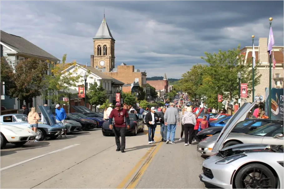Detail Classic Car Show Crowd Photo Number 12