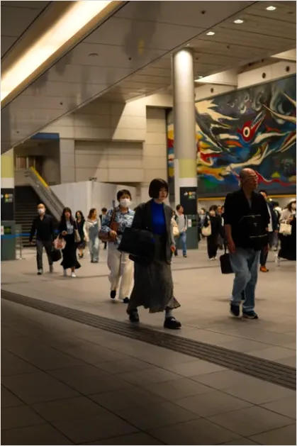 Detail Commuters Walking To Work Photo Number 16
