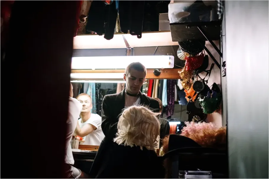 Detail Costume Fitting Backstage Mirror Photo Number 12