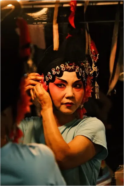 Detail Costume Fitting Backstage Mirror Photo Number 15
