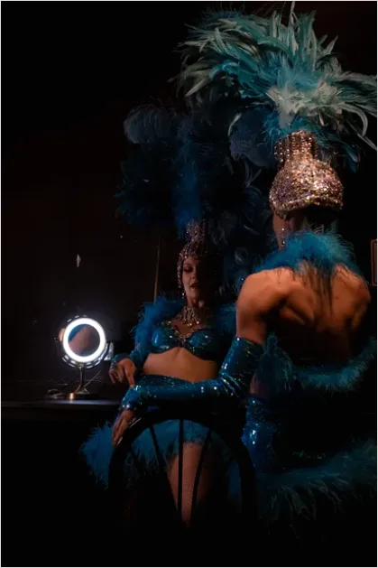 Detail Costume Fitting Backstage Mirror Photo Number 10