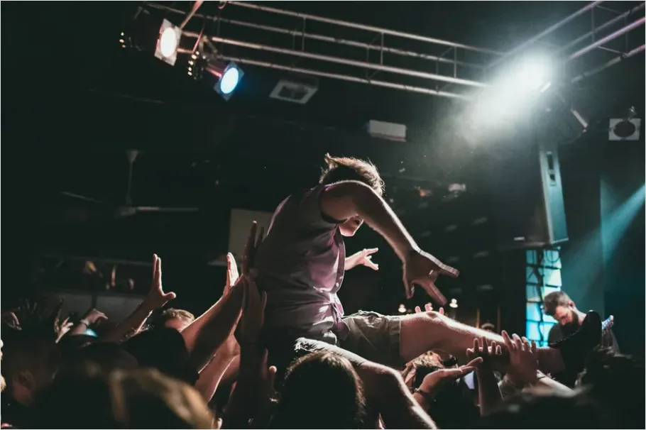 Detail Crowd Surfing Concert Photo Number 2