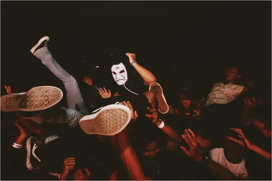 Detail Crowd Surfing Concert Photo Number 3