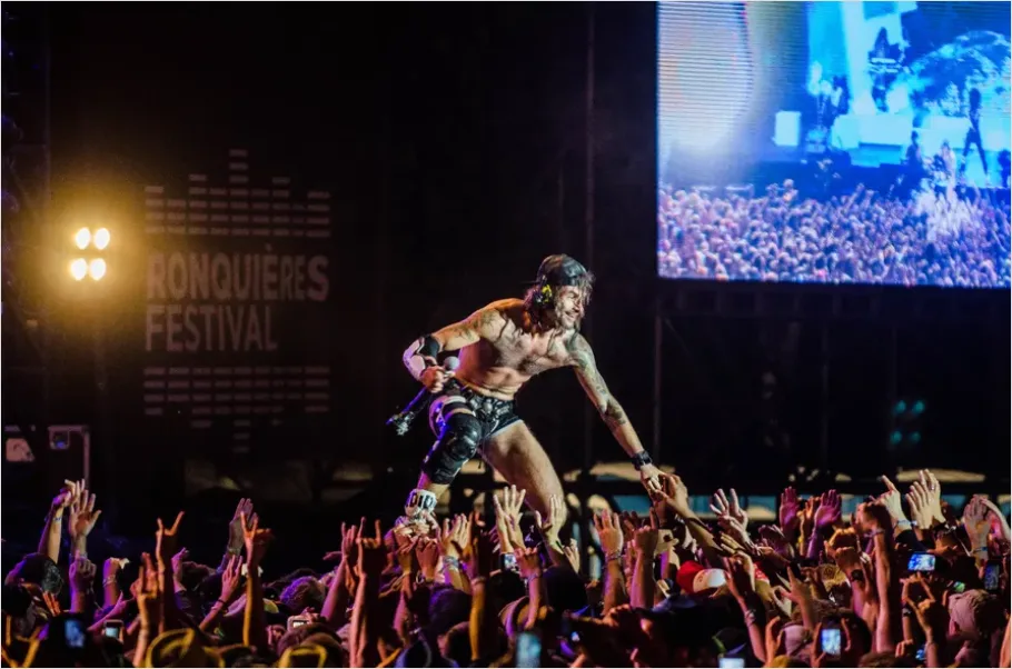 Detail Crowd Surfing Concert Photo Number 5