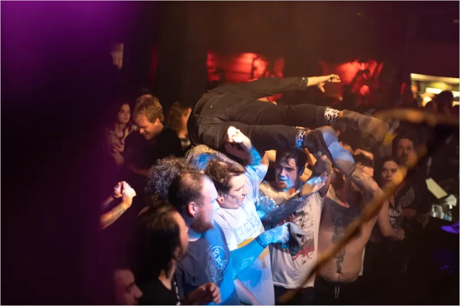 Detail Crowd Surfing Concert Photo Number 7