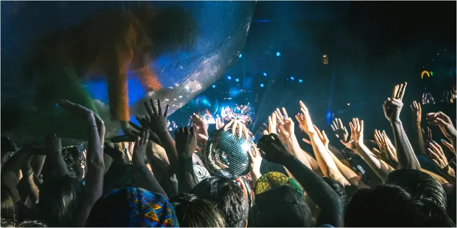 Detail Crowd Surfing Concert Photo Number 8