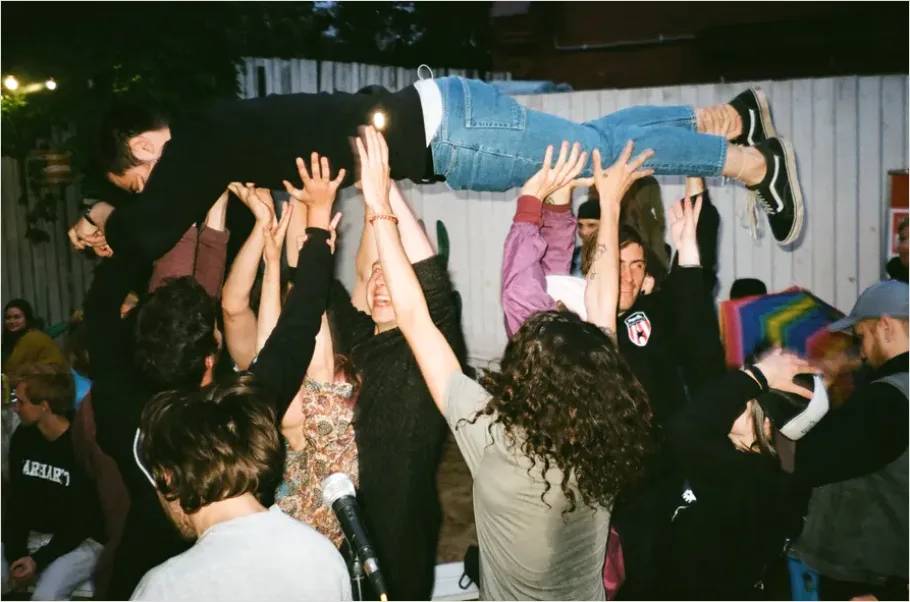Detail Crowd Surfing Concert Photo Number 10