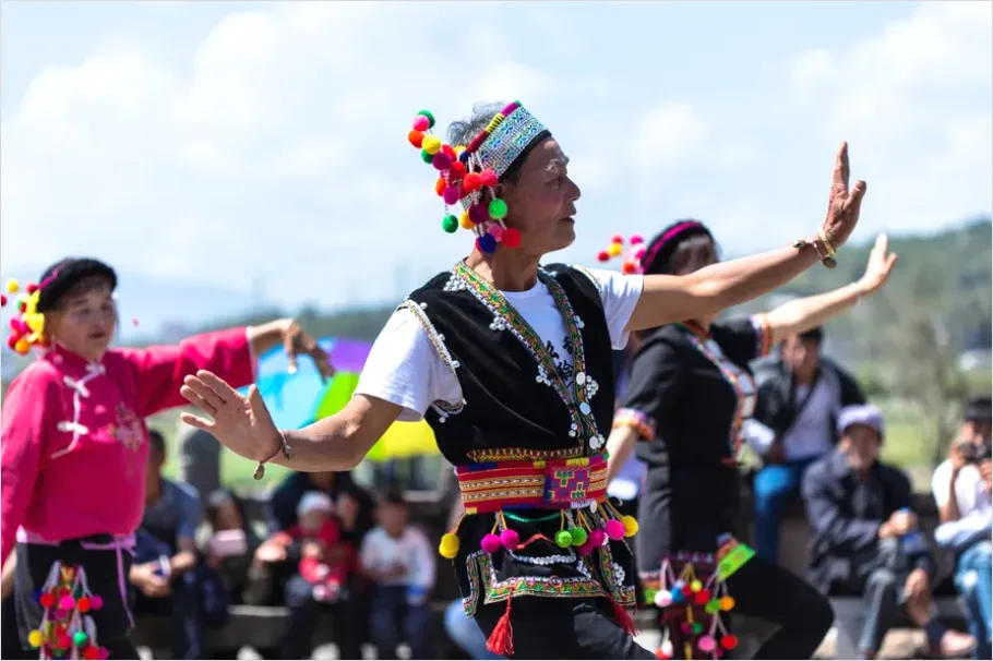 Detail Cultural Festival Dance Performance Photo Number 15