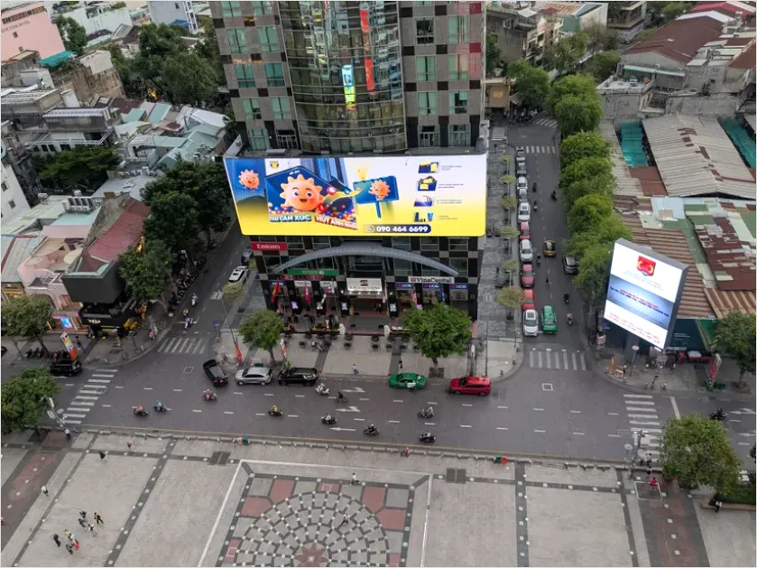 Detail Digital Billboard City Advertising Photo Number 4