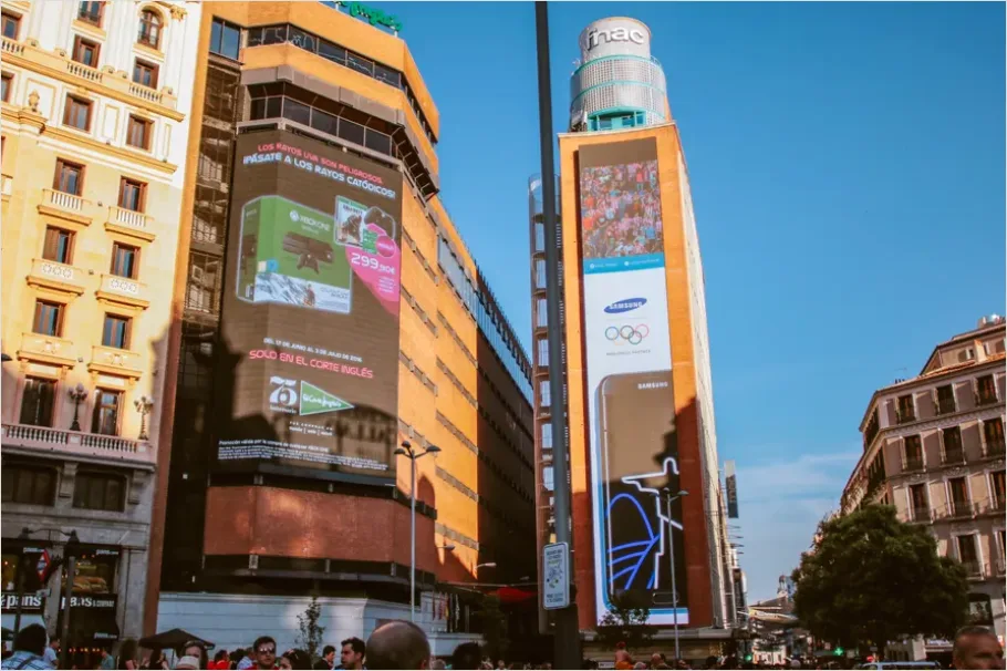 Detail Digital Billboard City Advertising Photo Number 6