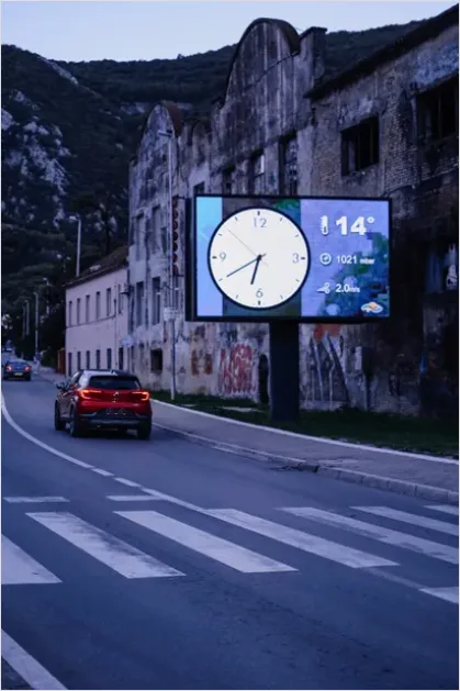 Detail Digital Billboard City Advertising Photo Number 9