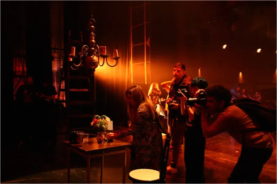 Dramatic Stage Lighting Scene Photo Be35