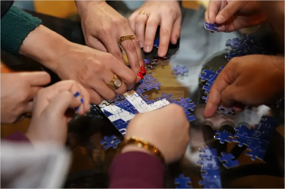 Detail Escape Room Team Solving Puzzle Photo Number 7