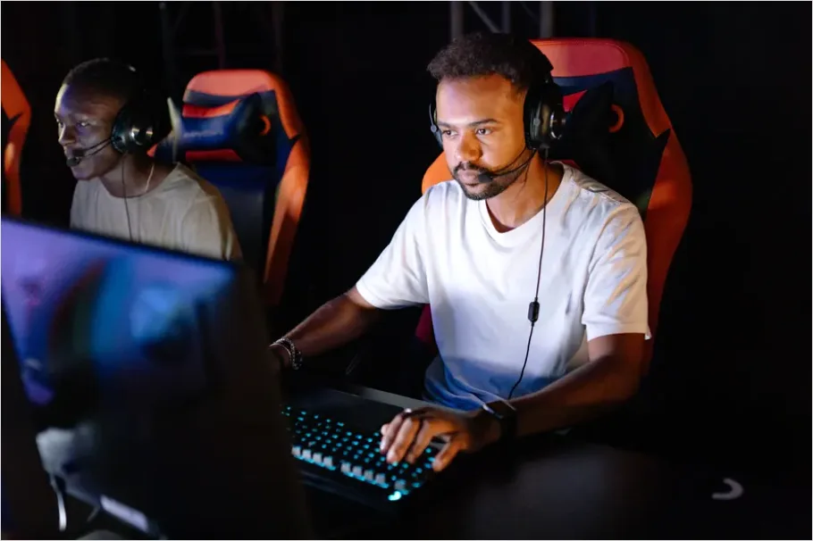 Detail Esports Players On Computers Photo Number 2