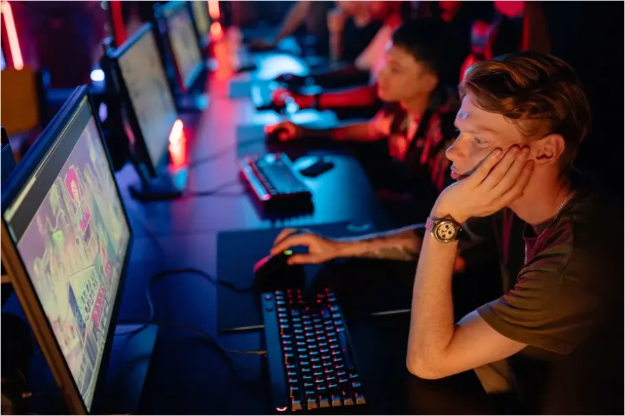 Detail Esports Players On Computers Photo Number 11