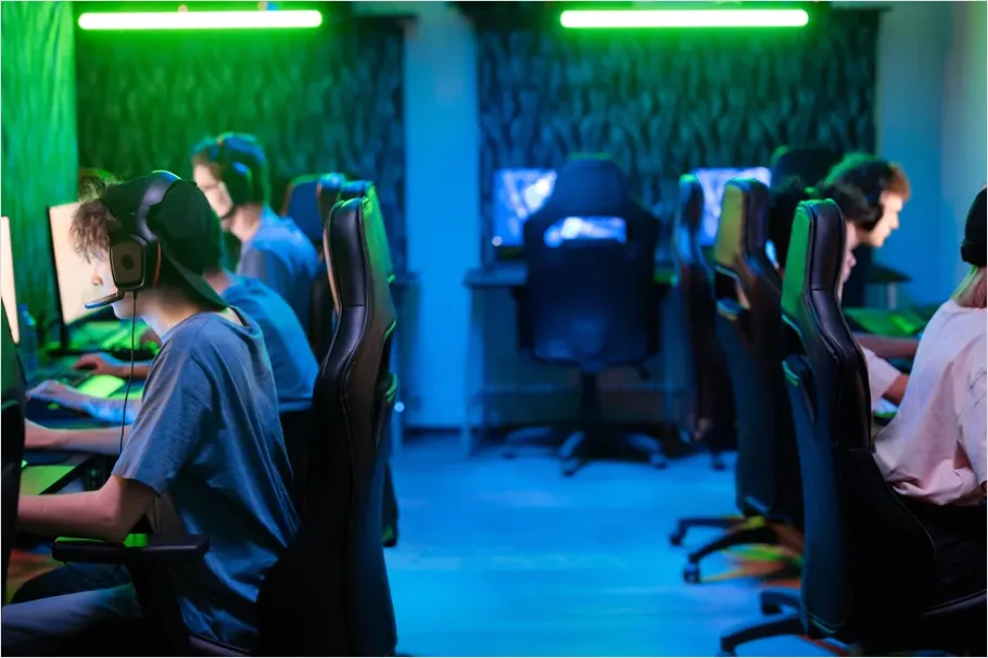 Detail Esports Players On Computers Photo Number 13