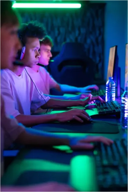 Detail Esports Players On Computers Photo Number 14