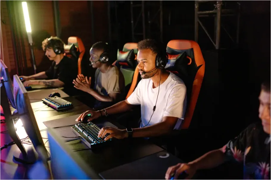 Detail Esports Players On Computers Photo Number 15