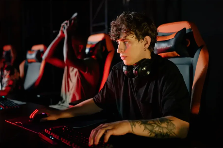 Detail Esports Players On Computers Photo Number 16