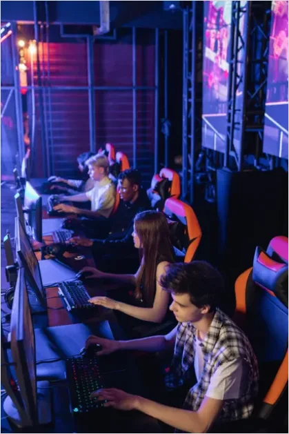 Detail Esports Players On Computers Photo Number 3