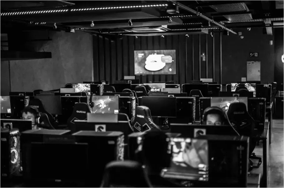 Detail Esports Players On Computers Photo Number 5