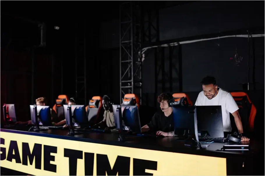 Detail Esports Players On Computers Photo Number 7