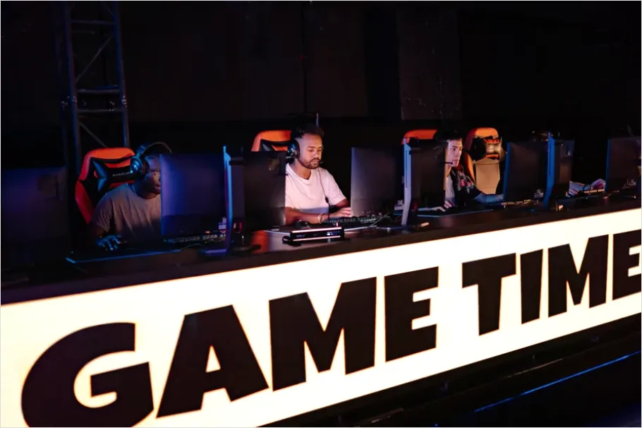 Detail Esports Players On Computers Photo Number 9