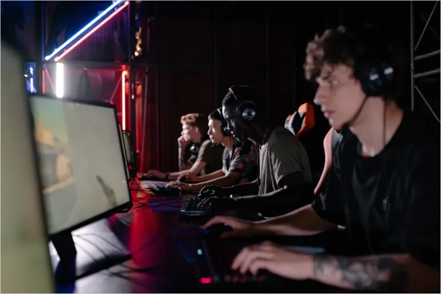 Detail Esports Players On Computers Photo Number 10
