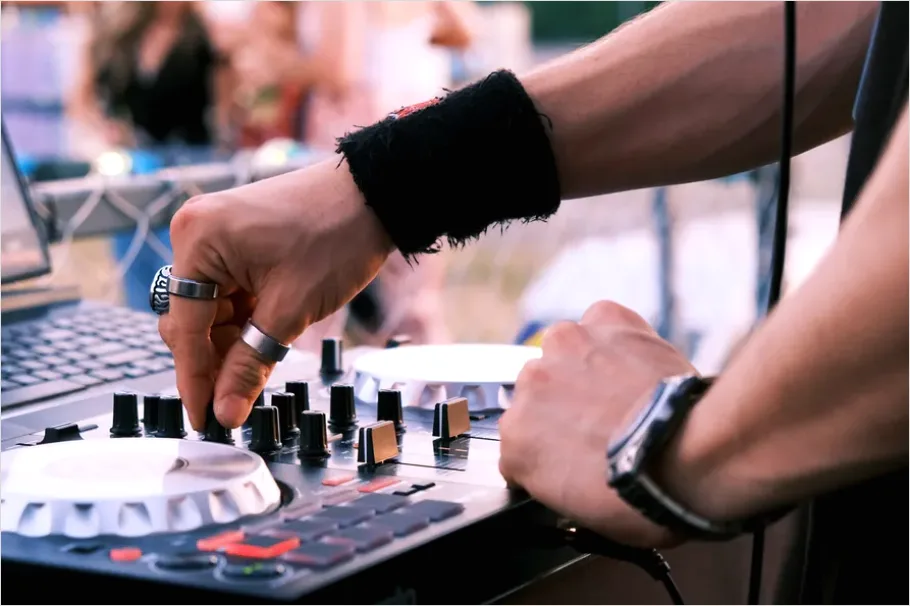 Detail Festival Wristband On Hand Photo Number 9