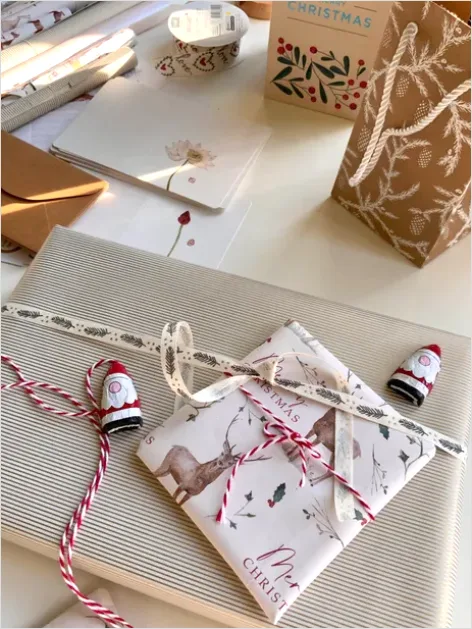 Detail Gift Wrapping Station Event Photo Number 2