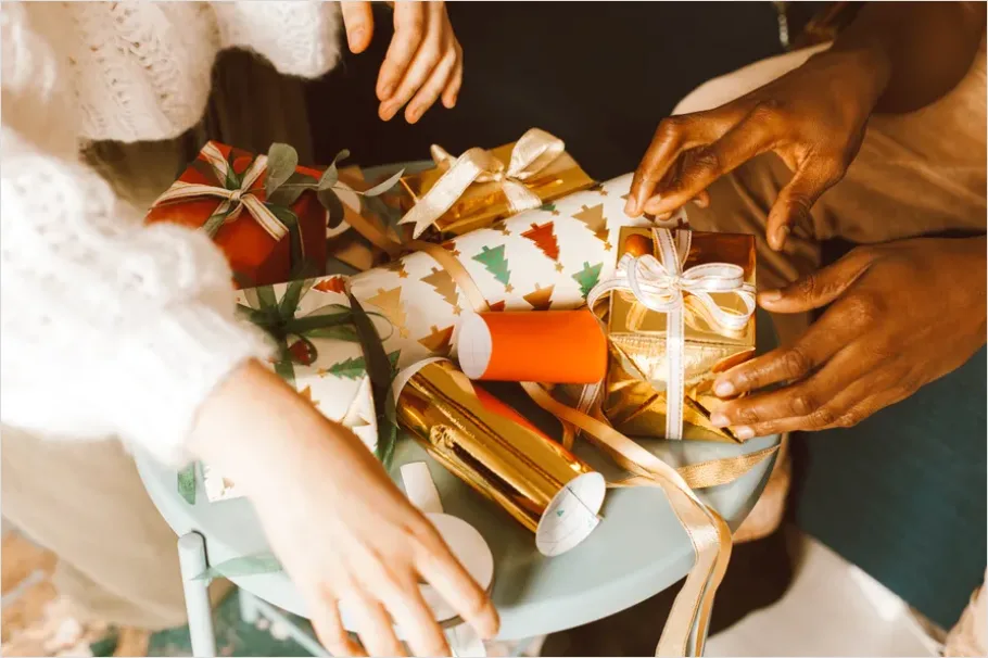Detail Gift Wrapping Station Event Photo Number 12