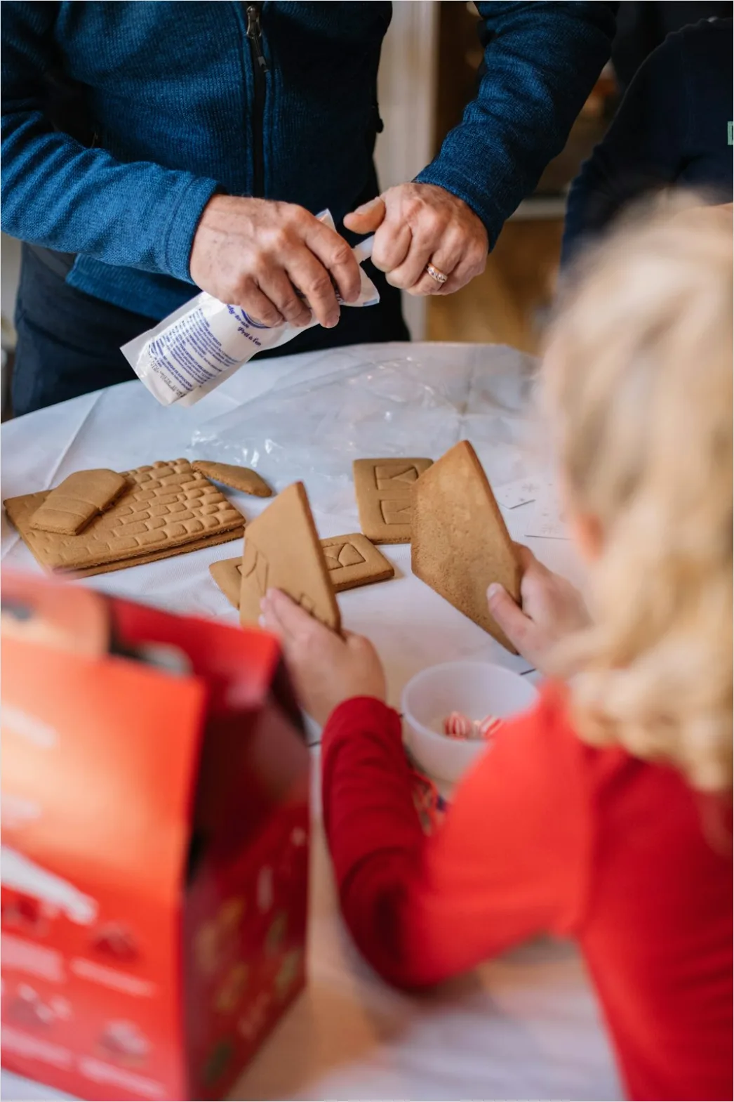 Detail Gingerbread House Decorating Kids Hands Number 2