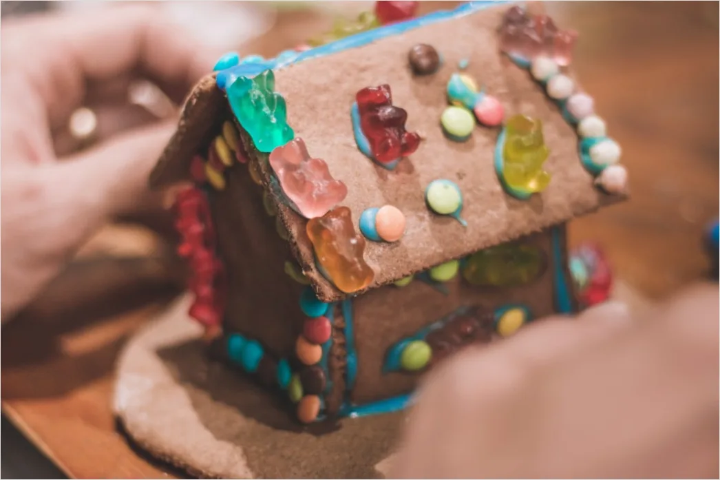 Detail Gingerbread House Decorating Kids Hands Number 11