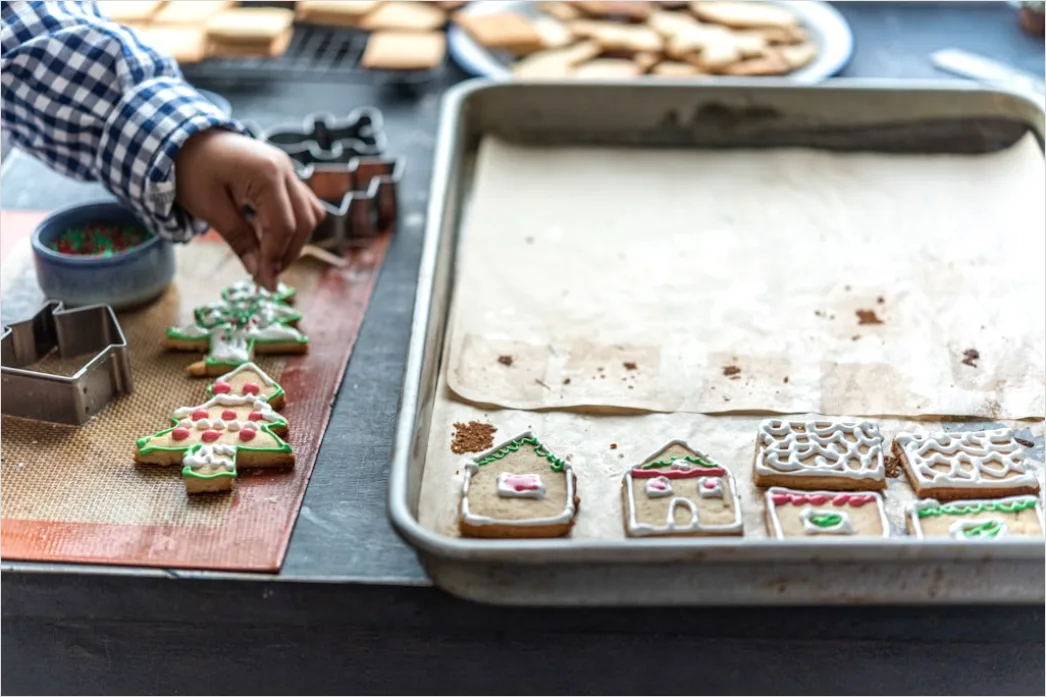 Detail Gingerbread House Decorating Kids Hands Number 13