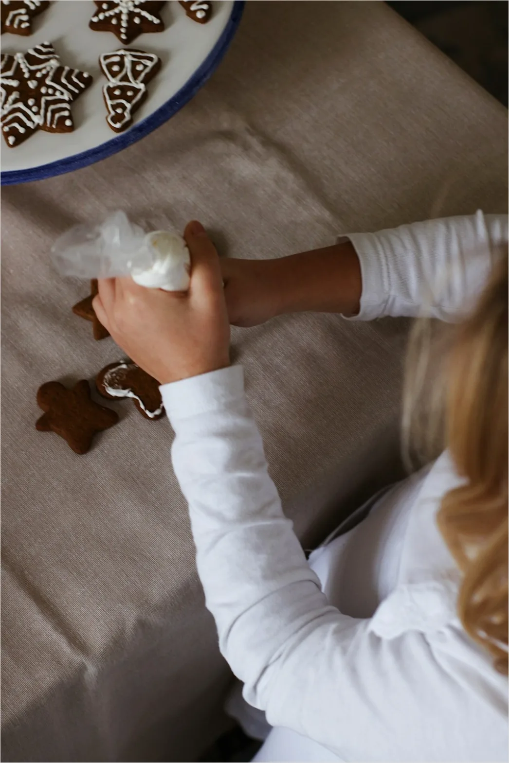 Detail Gingerbread House Decorating Kids Hands Number 14