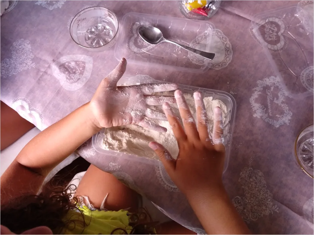 Detail Gingerbread House Decorating Kids Hands Number 15