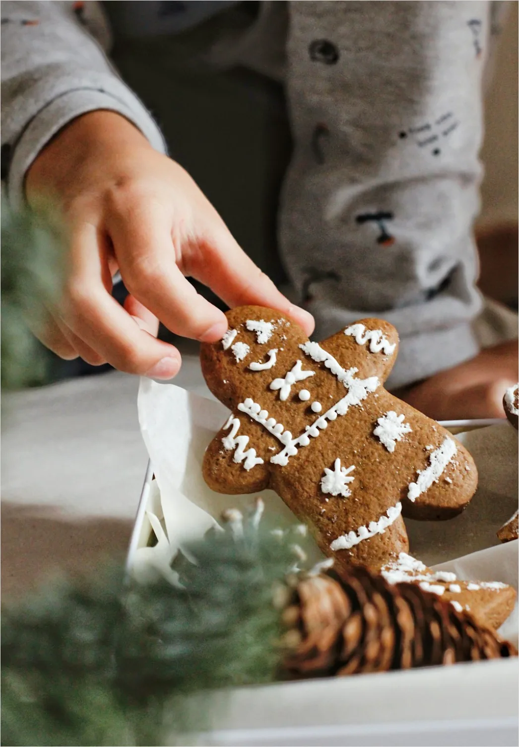 Detail Gingerbread House Decorating Kids Hands Number 16