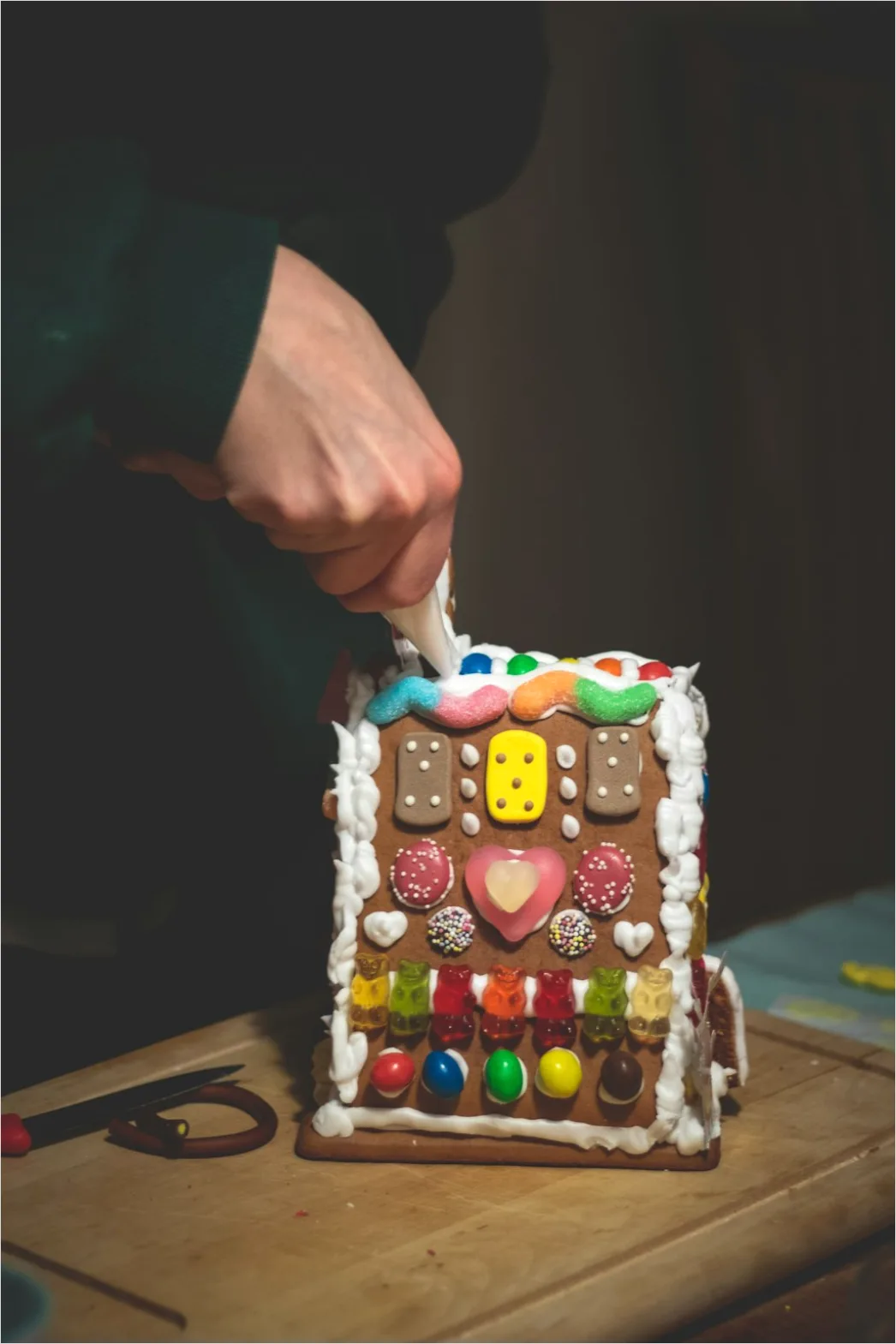Detail Gingerbread House Decorating Kids Hands Number 3