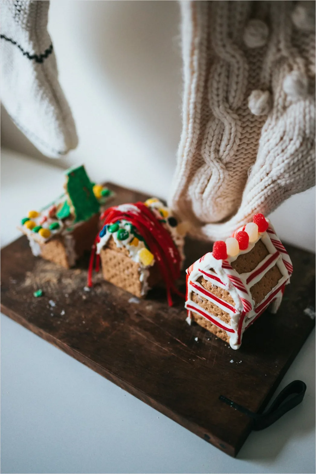 Detail Gingerbread House Decorating Kids Hands Number 4