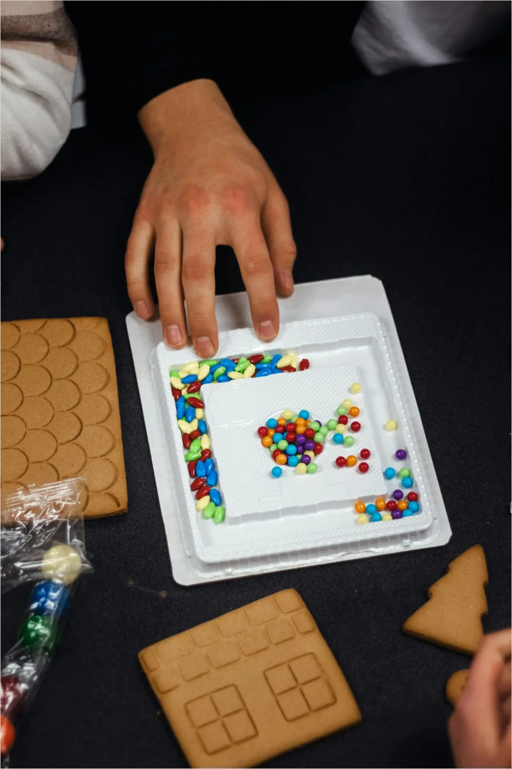 Detail Gingerbread House Decorating Kids Hands Number 5