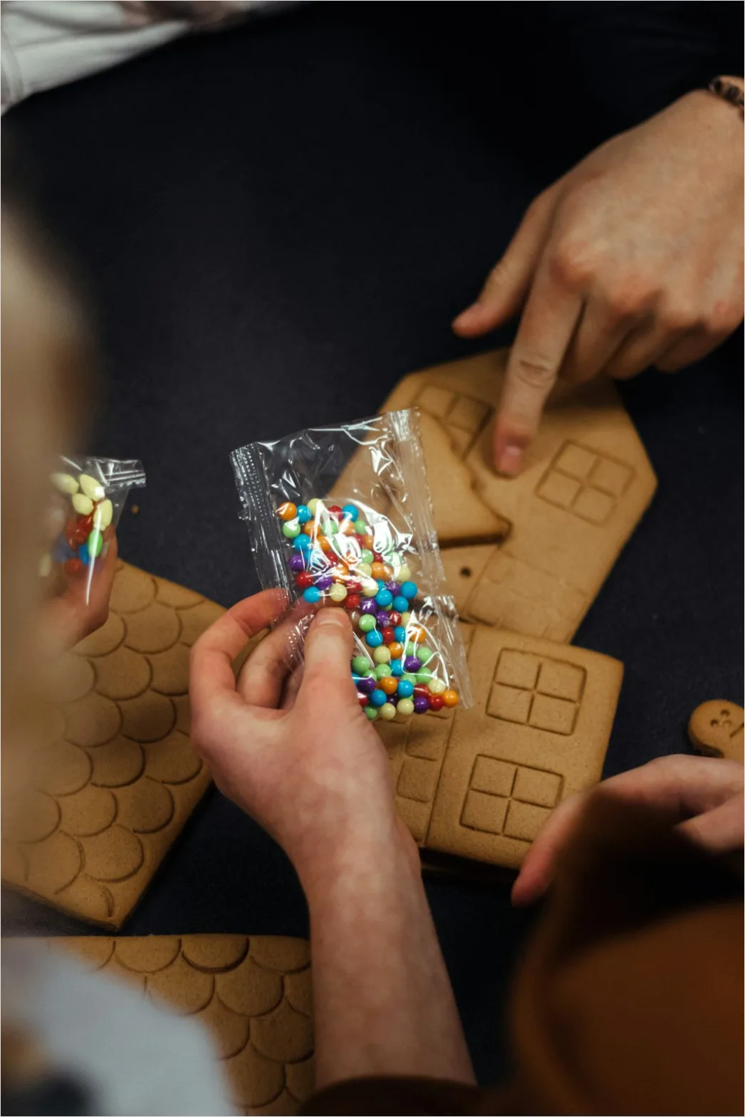 Detail Gingerbread House Decorating Kids Hands Number 6