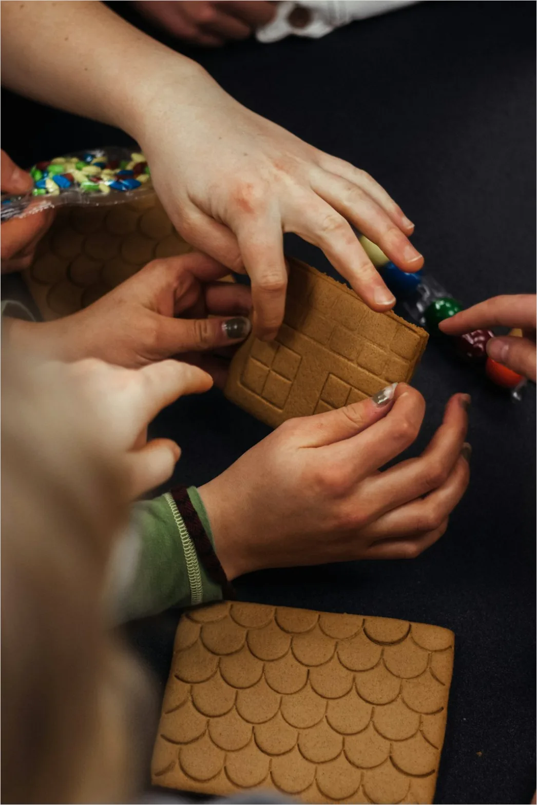 Detail Gingerbread House Decorating Kids Hands Number 7