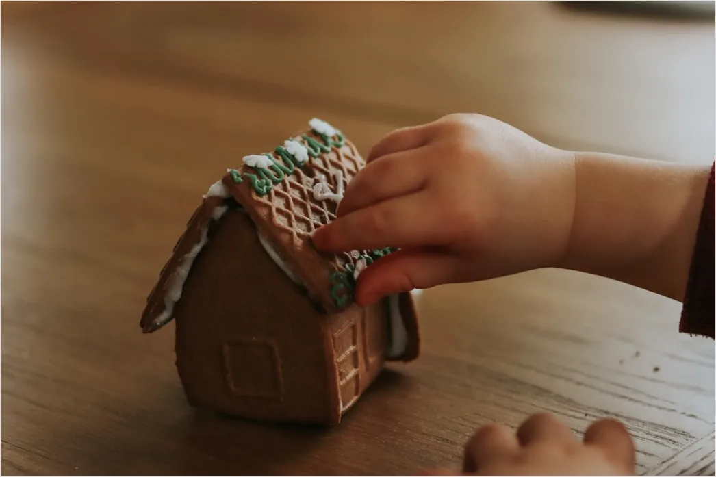 Detail Gingerbread House Decorating Kids Hands Number 9