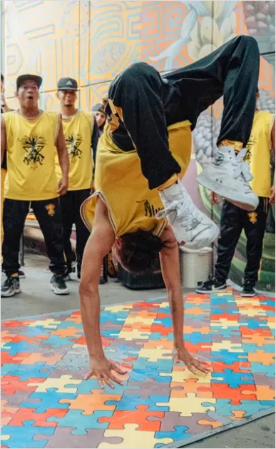 Detail Hip Hop Dance Crew Performance Photo Number 12