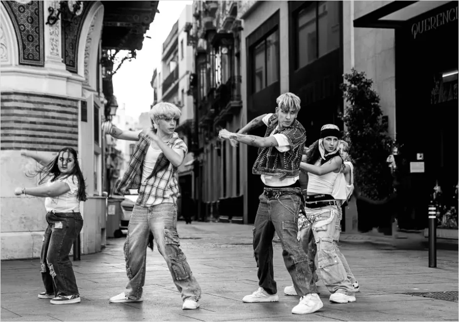 Detail Hip Hop Dance Crew Performance Photo Number 16