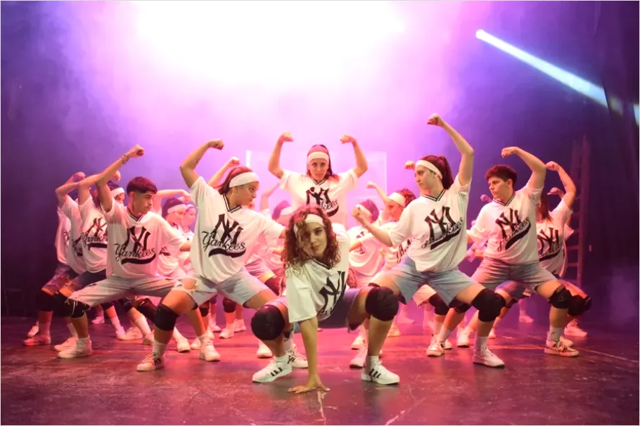 Detail Hip Hop Dance Crew Performance Photo Number 4