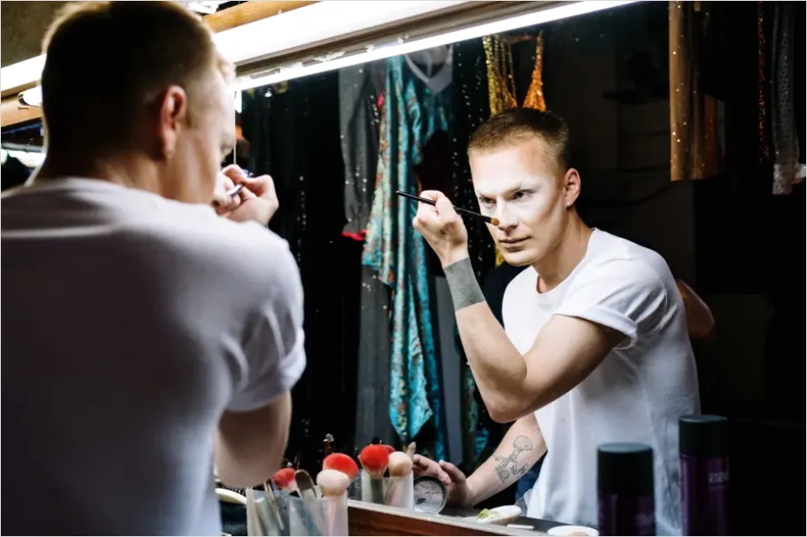 Detail Makeup Artist Applying Stage Makeup Photo Number 8