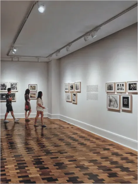 Detail Museum Exhibition Visitors Photo Number 12
